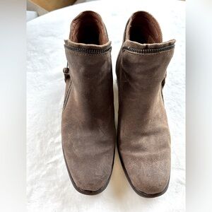 Born Montoro II Distressed Suede Leather Ankle Boot with Zipper Trim. Sz 9.5/41